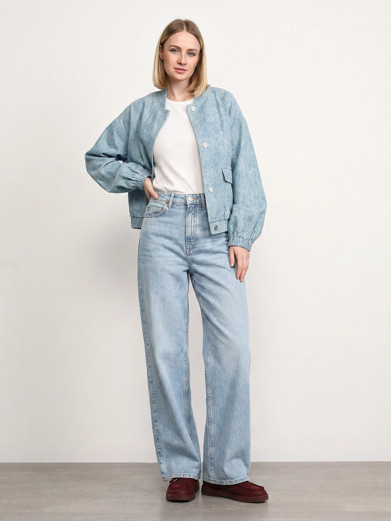 Джинсы голубого цвета 